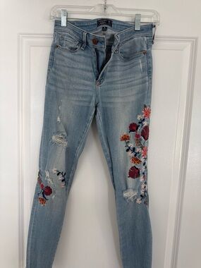 Abercrombie & Fitch Light Blue Embroidered Women’s Jeans